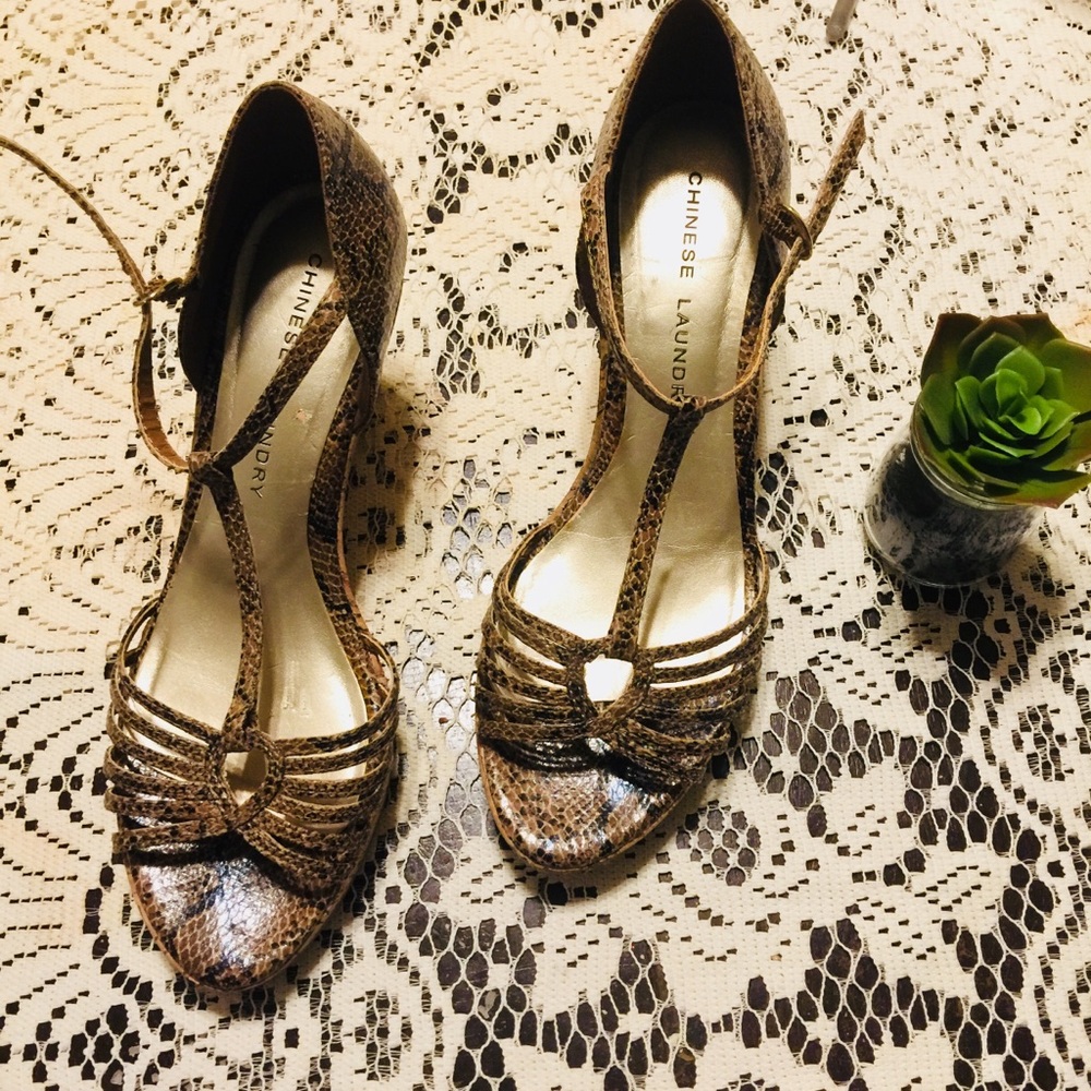 Chinese Laundry Faux Snakeskin  Wedge. Sz 8.5 Tan.